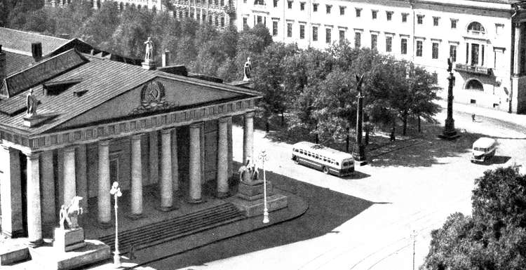 В советский период Манеж был украшен Гербом Советского Союза В советский период Манеж был украшен Гербом Советского Союза