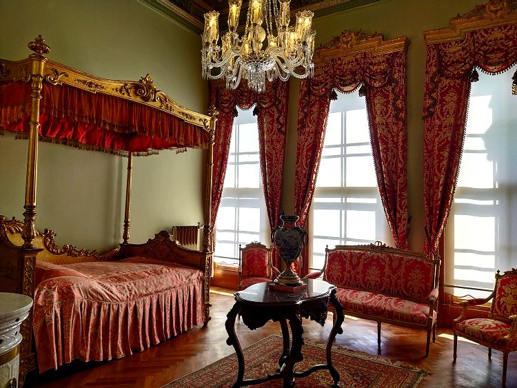 Валиде имела несколько опочивален, где находились прекрасные кровати с балдахинами