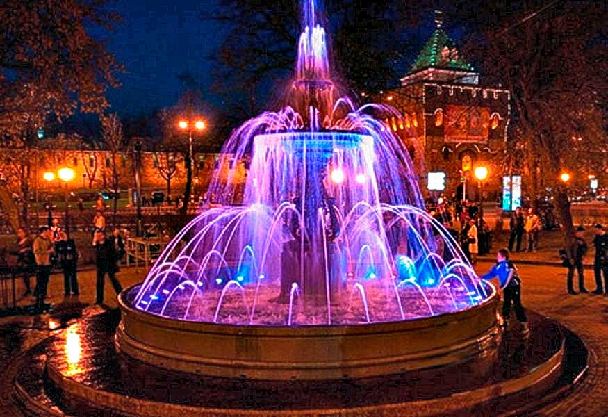 Фонтан на Площади Минина и Пожарского прекрасен в любое время дня Фонтан на Площади Минина и Пожарского прекрасен в любое время дня