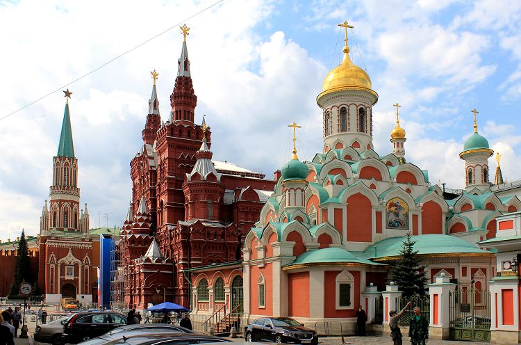 Путешествие по Никольской улице начинается от Казанского собора к Лубянской площади