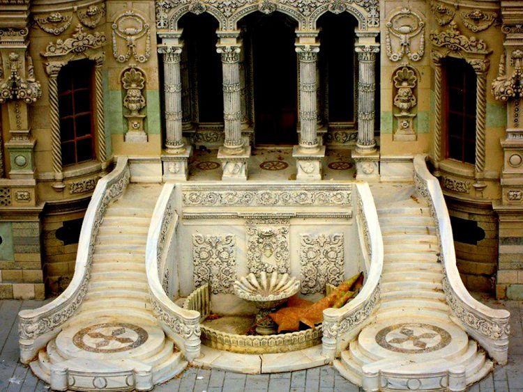 Прогулка по небольшой дворцовой территории принесет массу эстетического удовольствия