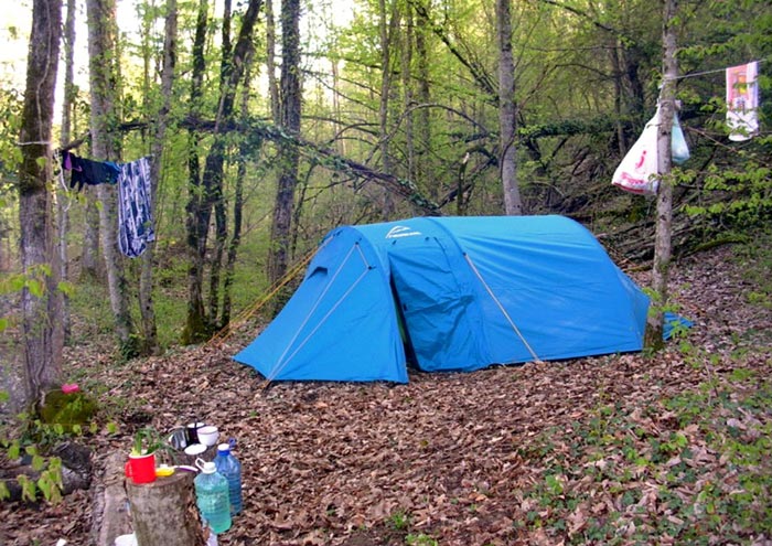 Некоторые туристы живут в палаточном городке все лето