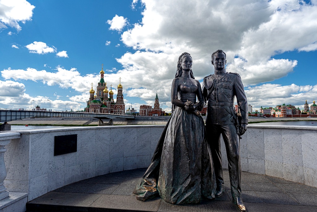 Памятник Принцу Монако и его возлюбленной находится напротив ЗАГСа Памятник Принцу Монако и его возлюбленной находится напротив ЗАГСа