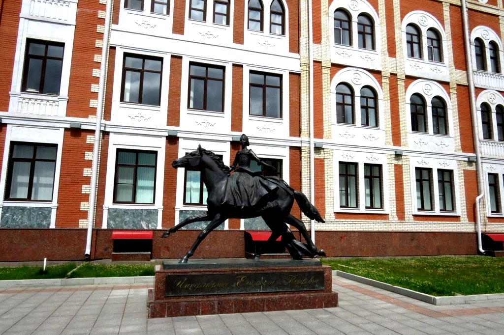 Национальная школа искусств находится за Памятником Елизавете Петровне Национальная школа искусств находится за Памятником Елизавете Петровне