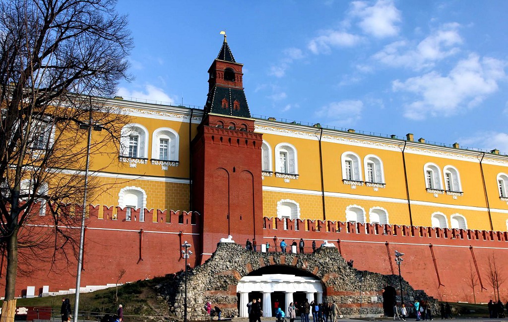 Сегодняшним туристам хорошо виден Арсенал со стороны Александровского сада