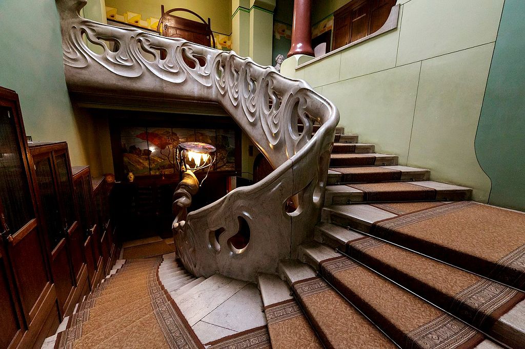 Лестница в виде волны из Холла вела на второй этаж