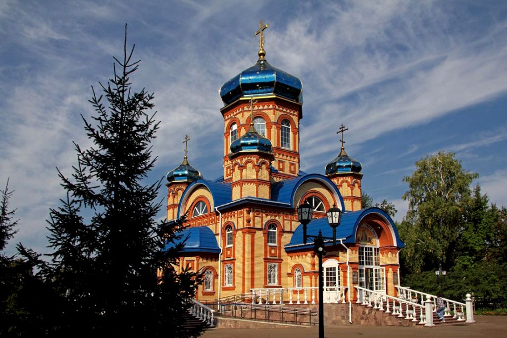 Храм "Умиление" новодел, но очень гармонично вписавшийся в архитектуру города Храм "Умиление" новодел, но очень гармонично вписавшийся в архитектуру города