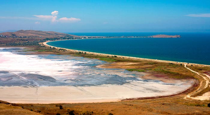 Песчаная коса, отделяющая Азовское море от Чокракского озера