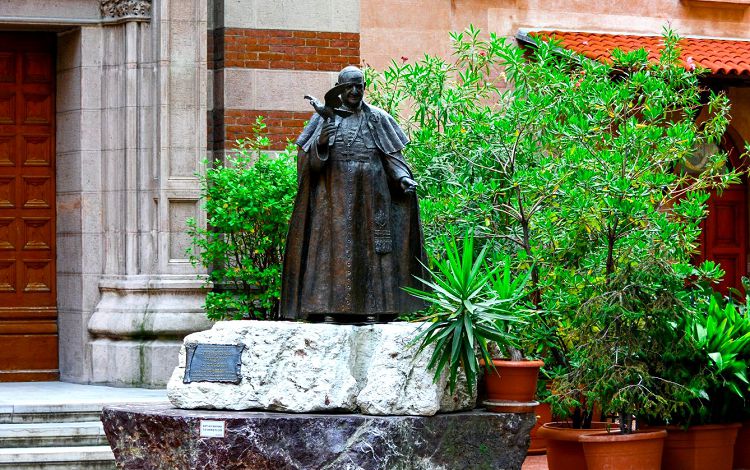 Перед Храмом обратите внимание на фигуру Римского Папы Иоанна 23 с голубем в руках