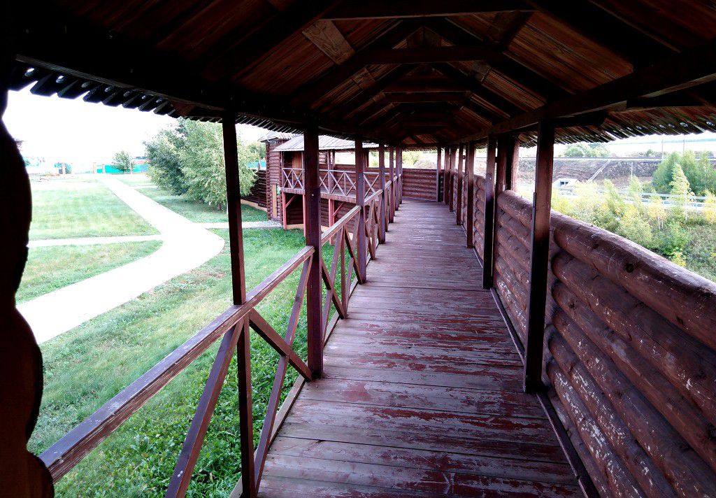 С крепостной стены можно полюбоваться окрестностями и внутренней территорией крепости