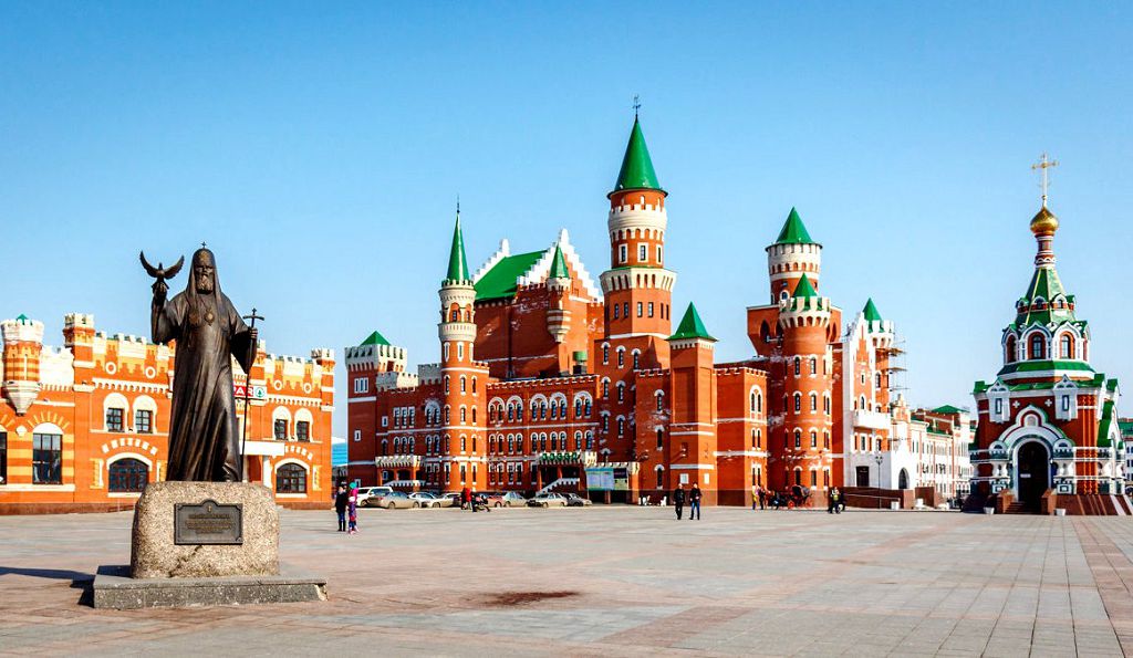 Памятник Патриарху Алексию является ключевой скульптурой площади