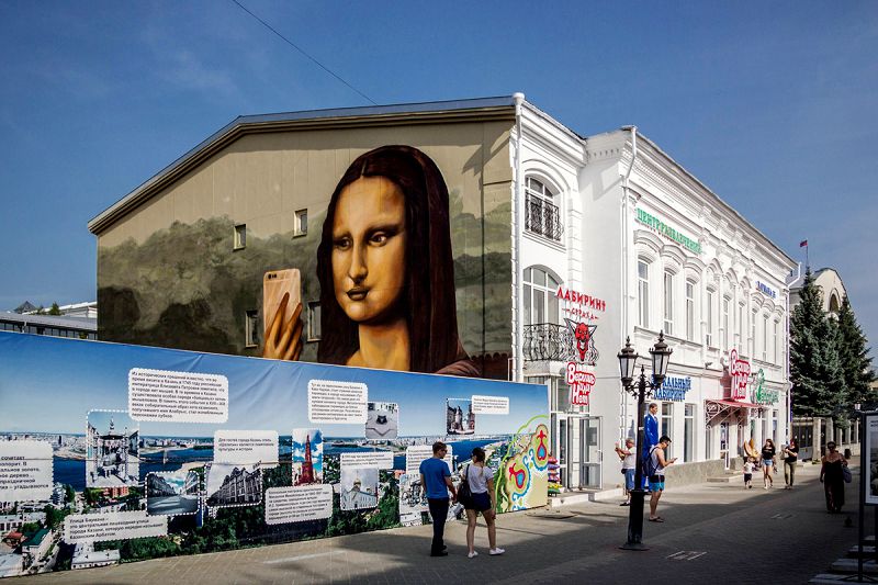 Бывший винный магазин "Шарабы" выделяется своим оригинальным граффити