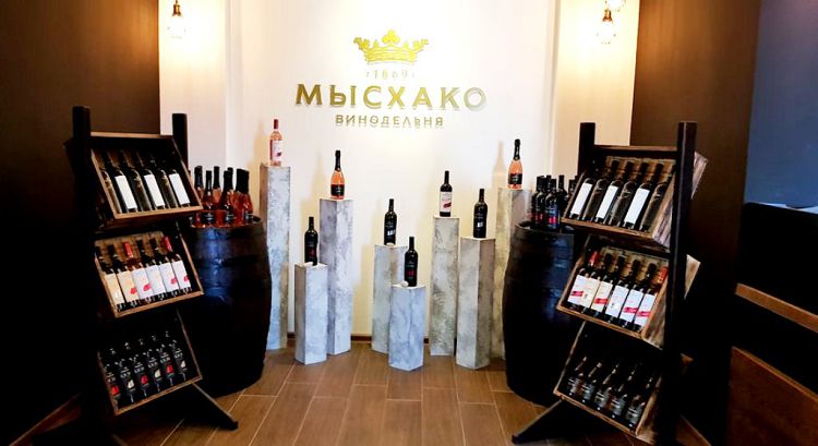 Кстати, в поселке Мысхако тоже можно посетить популярную винодельню Кстати, в поселке Мысхако тоже можно посетить популярную винодельню