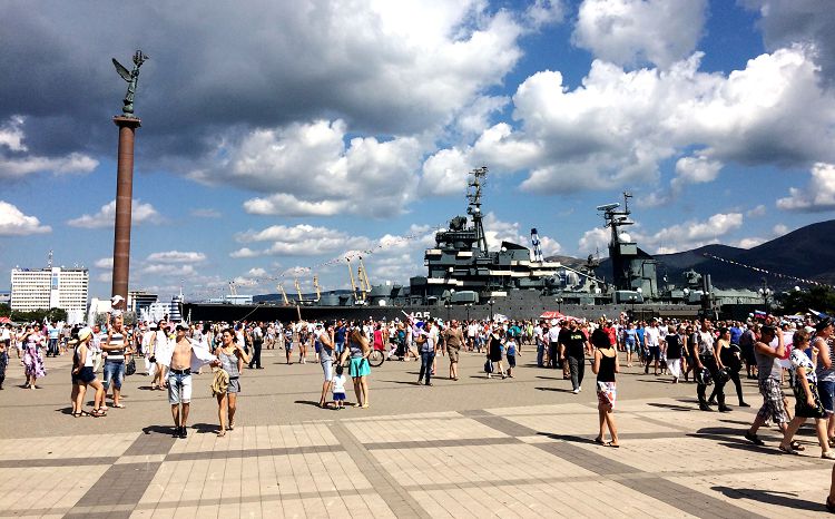 Форумная площадь - одна из популярных туристических прогулочных зон Новороссийска