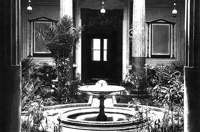 Внутренний помпейский дворик первого Императорского дворца