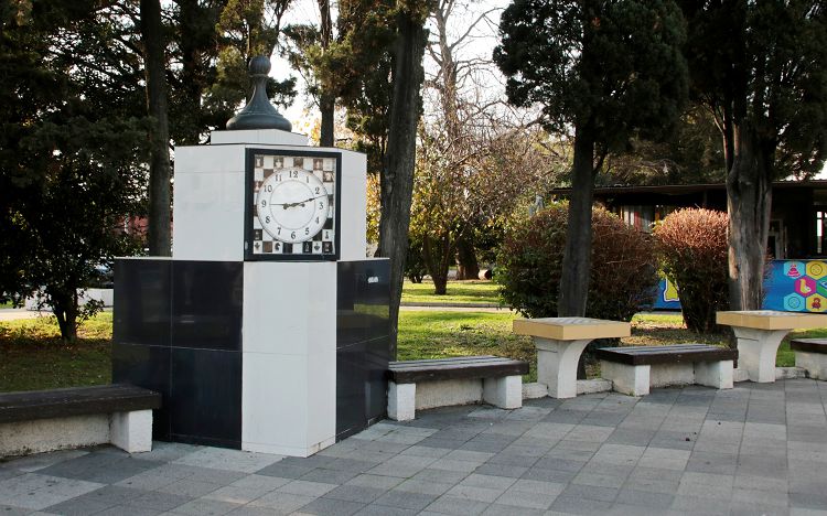 В Шахматном уголке можно отдохнуть в тени и поиграть в шахматы