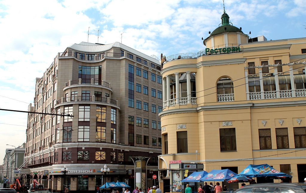 Современный офисный гигант № 1 построен в начале Арбата напротив ресторана "Прага"