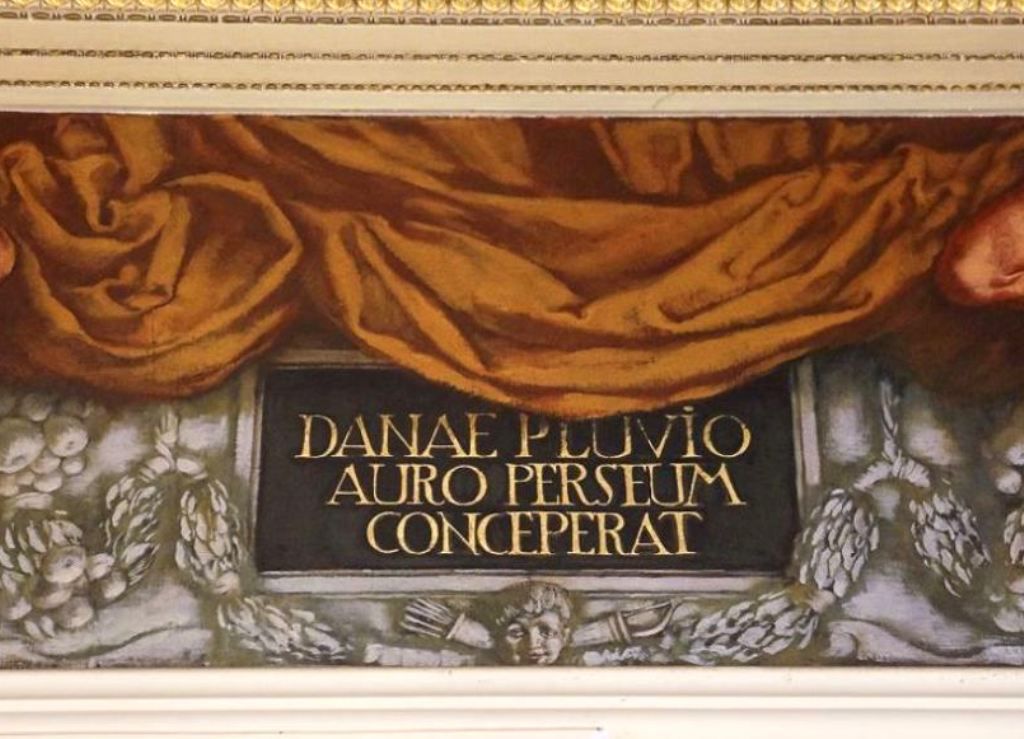 Росписи и латинские подписи создают полное ощущение итальянского дома