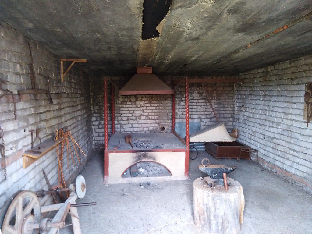 А так выглядит средневековая кузница в реконструированном виде