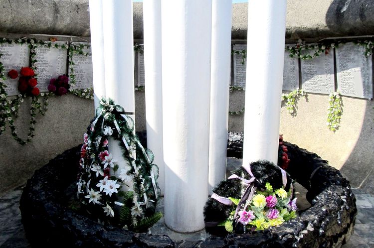 Каждый год в день трагедии здесь собираются родственники погибших