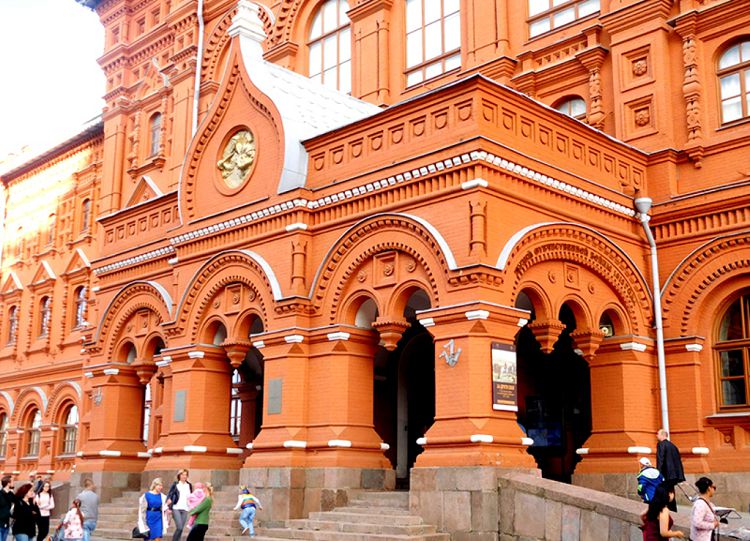 Действительно прекрасное краснокирпичное строение Думы очень похоже на дворец