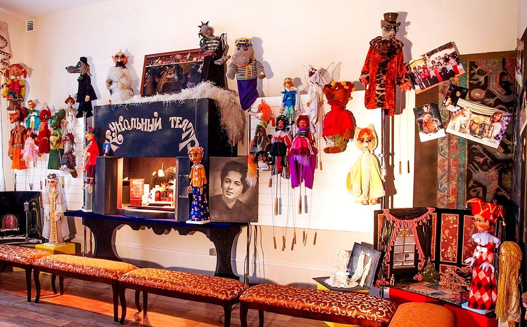 Очень интересно посетить в Театре кукол и Музей театрального закулисья
