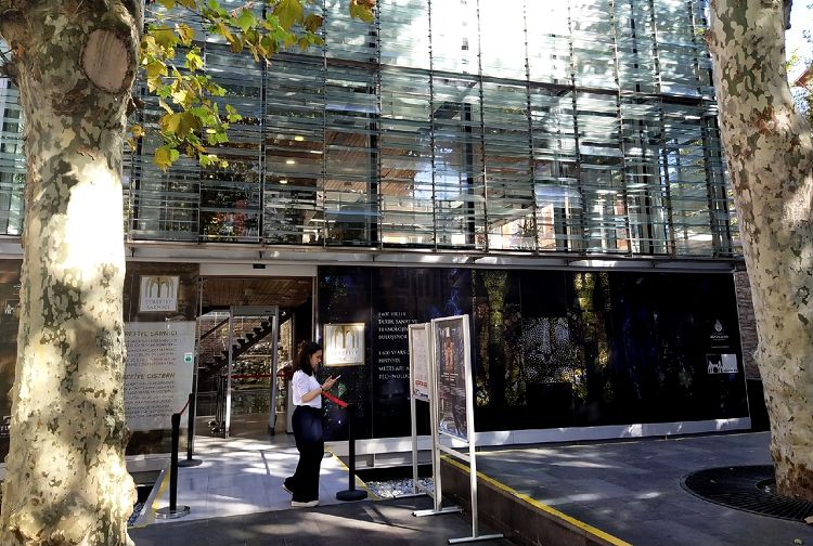 Вход в Цистерну Феодосия выглядит довольно современным