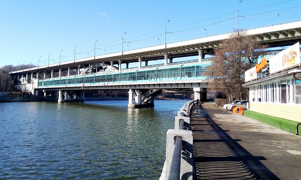 Станция метро "Воробьевы горы" находится над Москвой-рекой