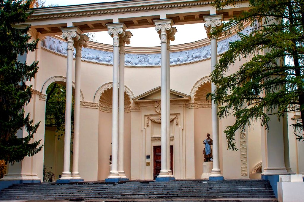 Колоннада бывшего Павильона Кролиководства выглядит очень романтично