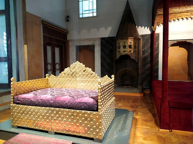 Основной трон султана в виде большого ложа находится в правом углу