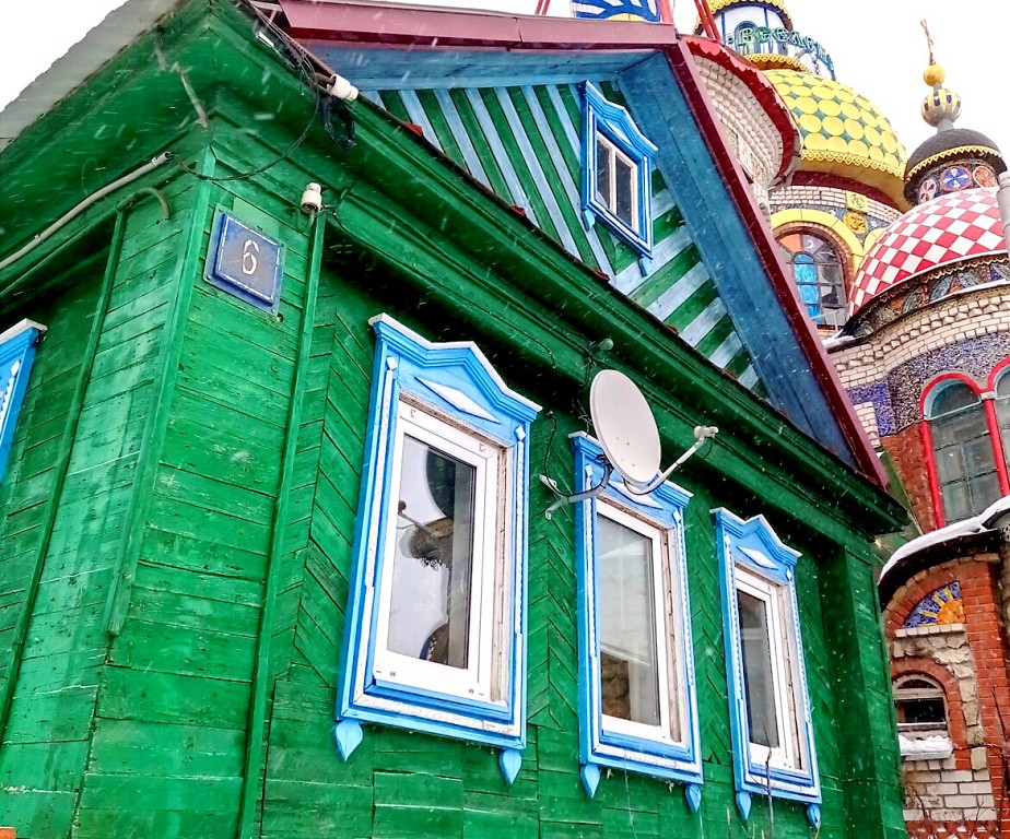 Восстановил Ильгиз и родительский дом с землянкой