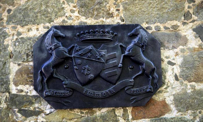 Герб Воронцовых на дворцовой стене из диабазовых плит