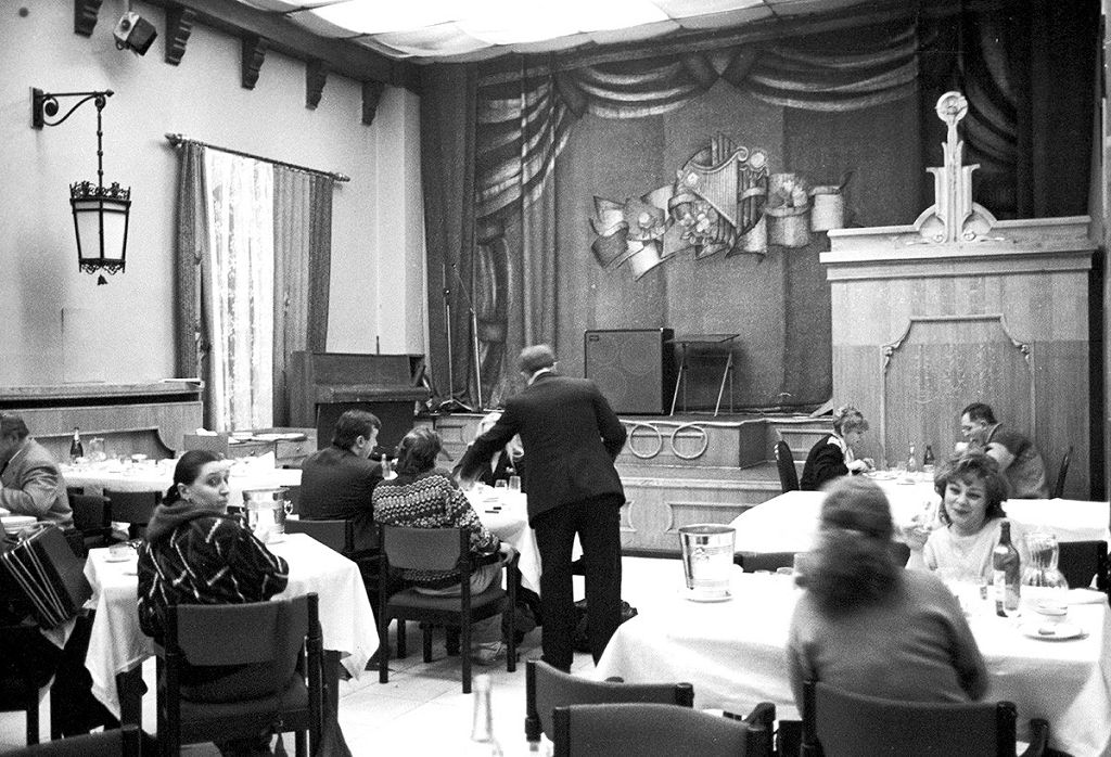 В середине 50-х годов 20 века ресторан "Прага" вновь начал функционировать