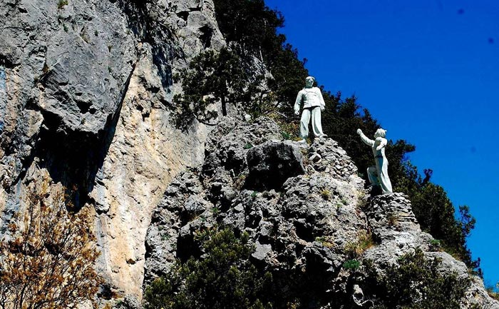 Памятник отважным скалолазам - это первое, что встретиться на Севастопольском шоссе