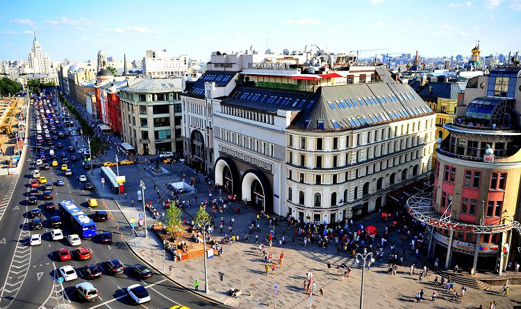 Никольская улица заканчивается выходом на Лубянскую площадь