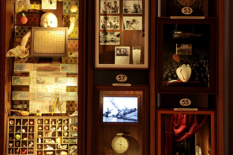 Проходя от стенда к стенду туристы проходят путь взаимоотношений двух молодых людей