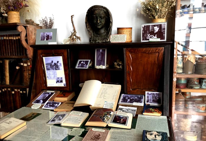 Письменный стол Волошина, фотографии и сухоцветы - все как при нем