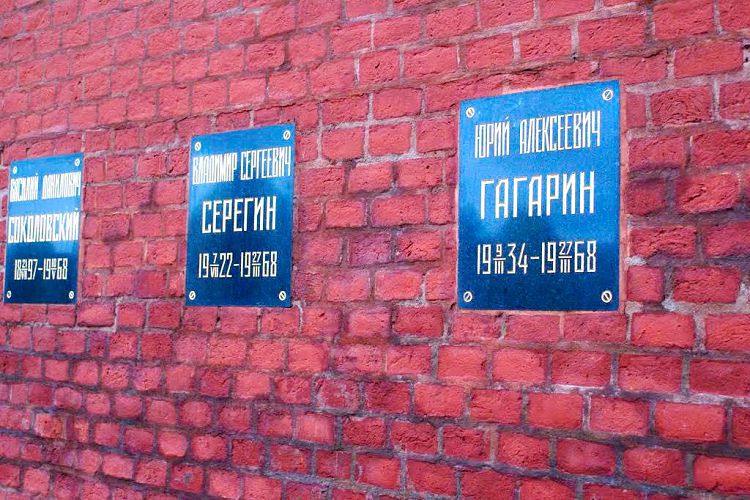 На стене кремлевского Колумбария запечатлено множество известных имен