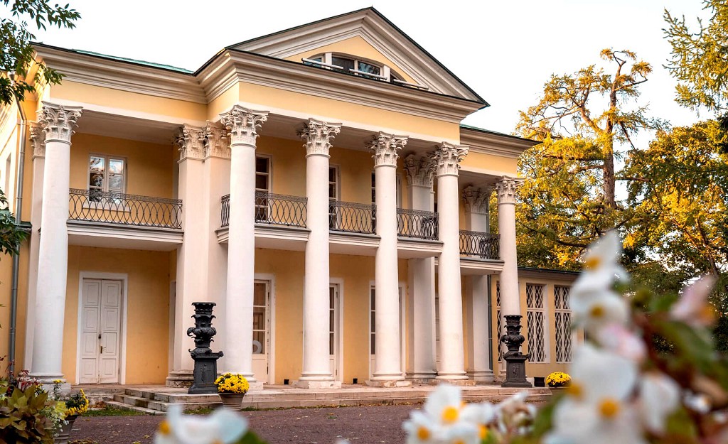 В бывшем Александровском дворце ныне обитает Российская Академия Наук