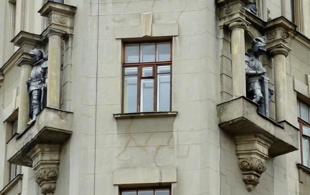 Дом № 35 не единственный московский до, украшенный фигурами рыцарей