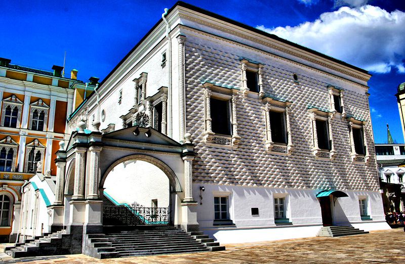 Грановитая палата Красным крыльцом выходит на Соборную площадь