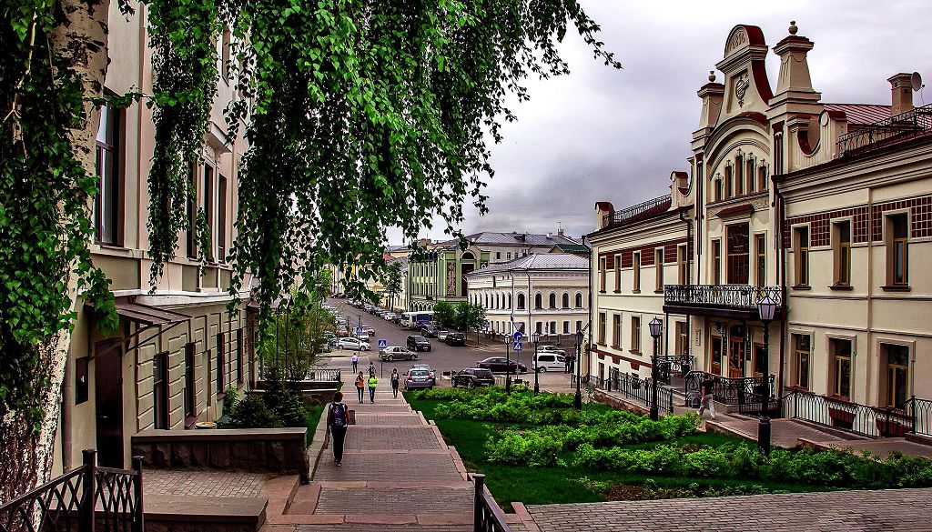 На небольшой улице Миславского есть интересные архитектурные строения