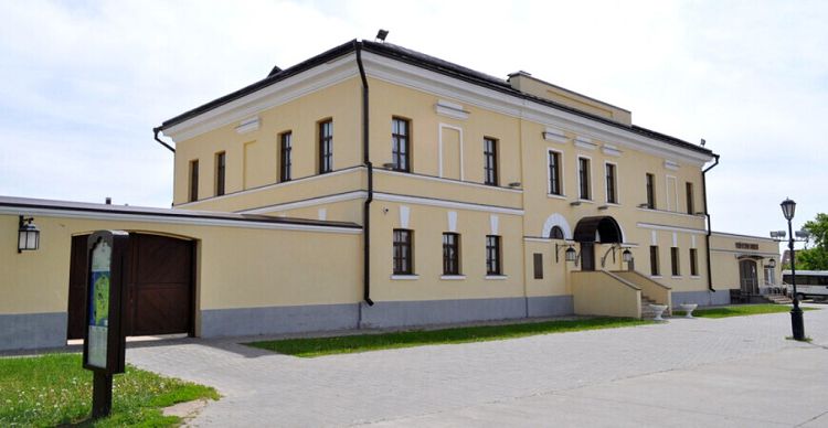 Фасад здания присутственных мест выходил на главную улицу