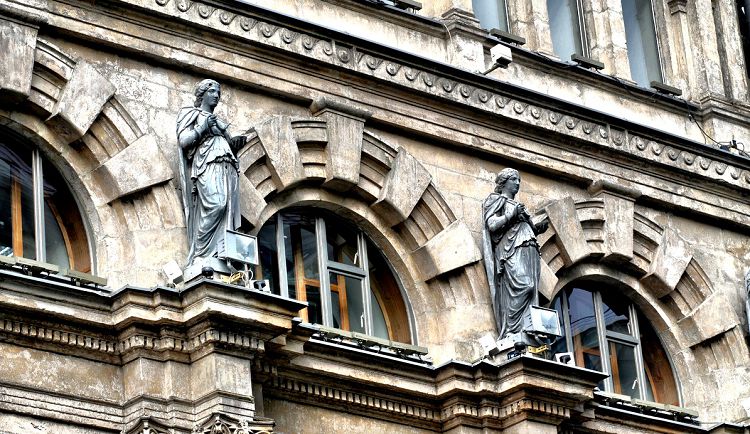 Напоминаем о существовании Аптеки Феррейнов служат фигуры богинь Гигиены