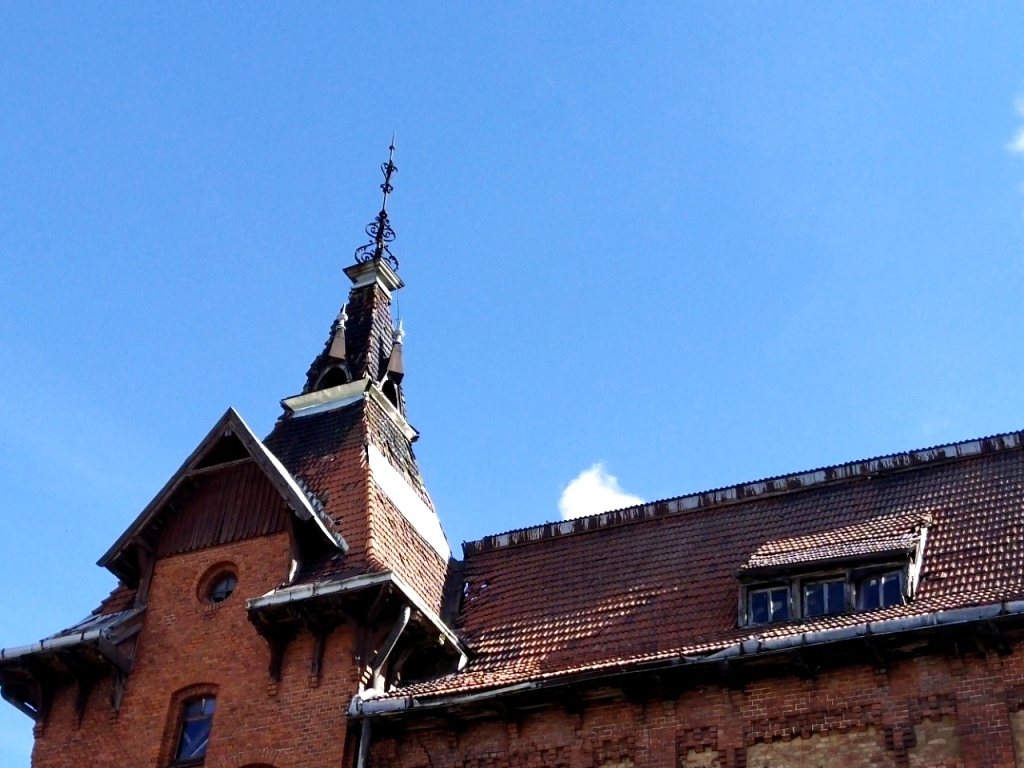 Шпиль башни доносит до нас отголоски давно ушедшей эпохи