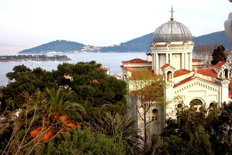 Храм Айя Яни был сооружен в 9 столетии, но реконструирован в 19-м