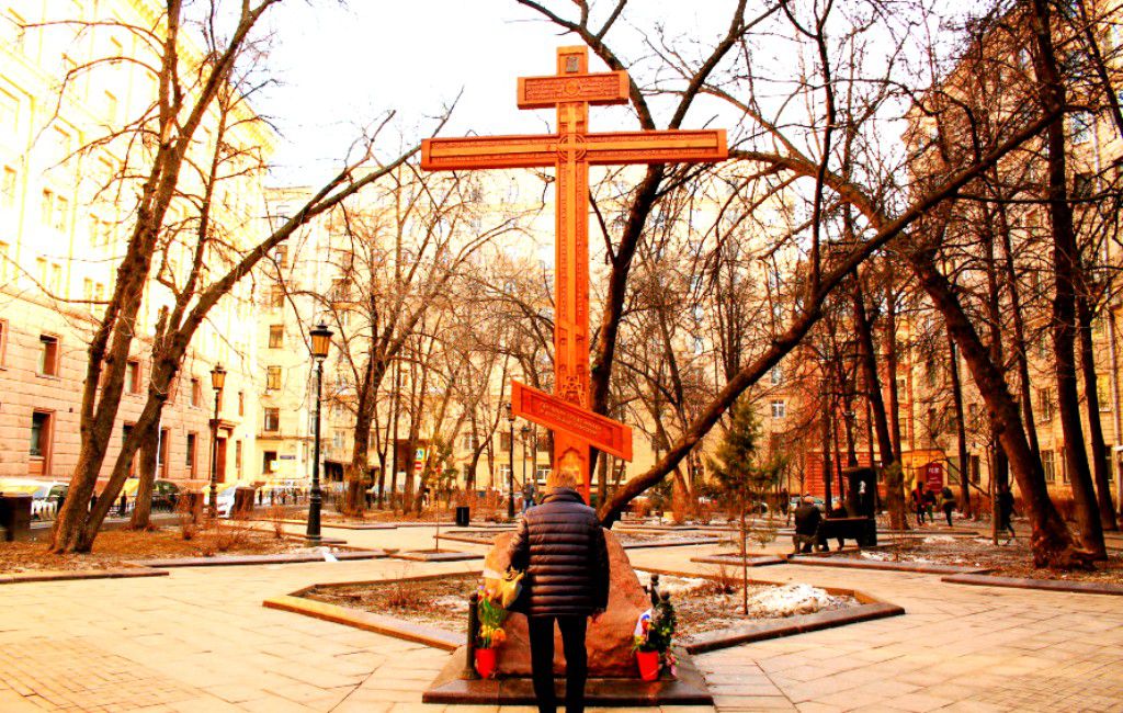 Cross москва. МИФИ Москва поклонный крест. Храм Николая Чудотворца в Хамовниках, поклонный крест. Поклонный крест в с.Маковском. Церковь Святого Ермолая в Москве.