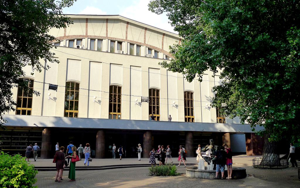 Театр Моссовета находится позади Театра Сатиры