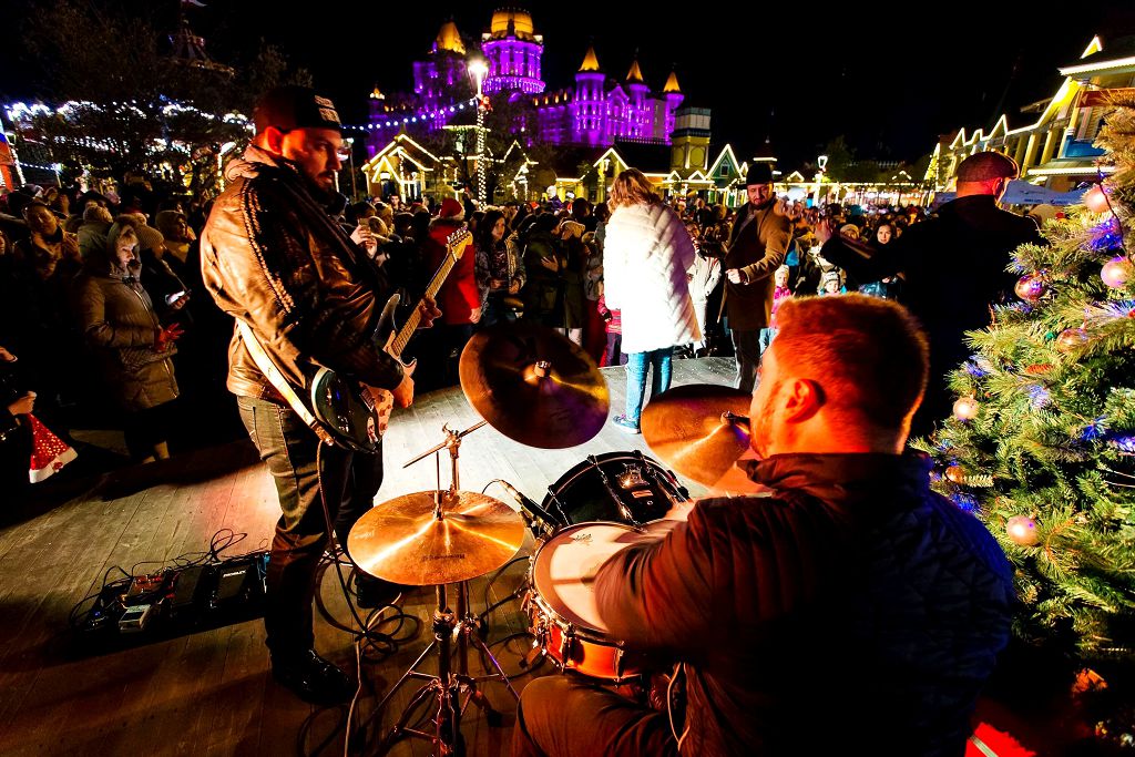 В праздничные дни зимних каникул можно попасть на уличный концерт