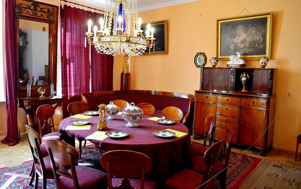 Графское происхождение А.Толстого требовало наличия дорогой мебели и посуды